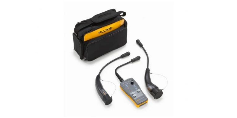 eMobility Tools Kit FEV100 from Fluke: Conveniently Test Adapter and Connector for Tesla™ Station