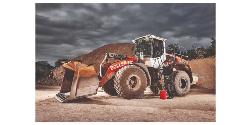 A World First in Maintenance Lutz Claims: Pump Grease with the Cordless Screwdriver