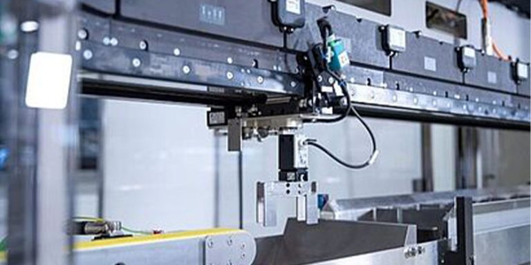 Zimmer Group Rotzinger Pharmapack: Multi-Carrier Feeder Wireless and Flexible Thanks to IO-Link Connections